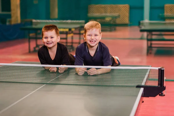 Смеющиеся Дети Настольном Теннисе Два Мальчика Лежат Теннисном Столе — стоковое фото