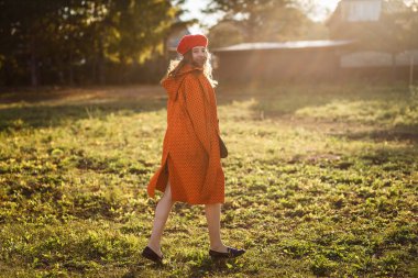 gün batımı ışık turuncu pelerin güzel neşeli genç kız, Genç kız geri görünüyor