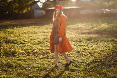 bir arka ışık açık havada gülümseyen güzel on beş yaşındaki kızı