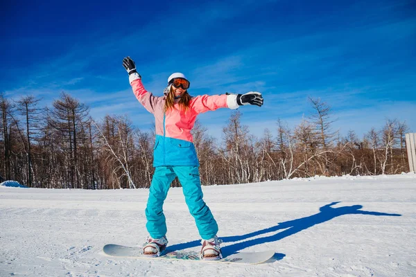 Una Hermosa Joven Sonriente Cabalga Sobre Una Tabla Snowboard — Foto de Stock