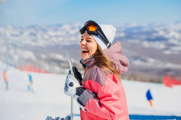 Vrolijke Vrouw Snowboarder Lacht Winter Bergen — Stockfoto