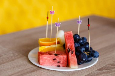 karpuz, üzüm ve portakal bir tablo ile meyve tabağı