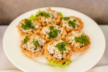 Yeşil salata ve zeytin, atıştırmalıklar ile Tartlets