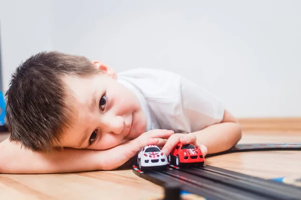 Criança Brinca Com Pequenos Carros Dentro Casa — Fotografia de Stock