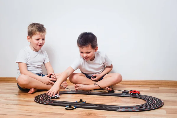 Crianças Pré Escolares Camisetas Brancas Correm Carros Pista Dentro Casa — Fotografia de Stock