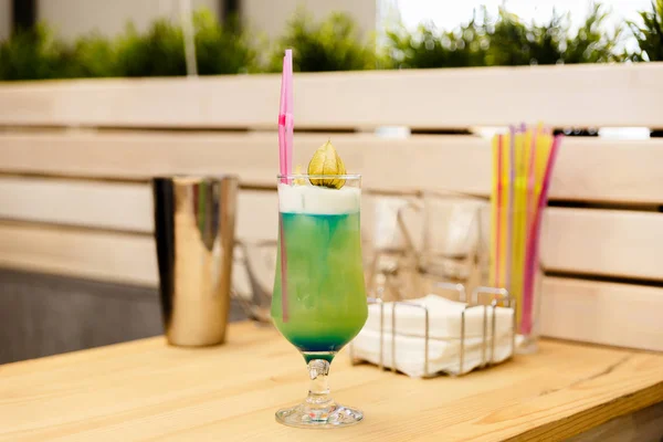 Gelb Grüner Alkoholischer Cocktail Mit Physalis Auf Dem Restauranttisch — Stockfoto