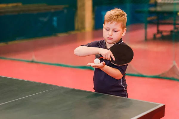 Мальчик Занимается Настольным Теннисом Помещении — стоковое фото