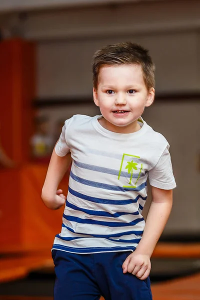 Счастливый Пятилетний Мальчик Прыгающий Бродягу — стоковое фото