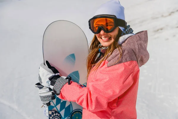 Χαμογελώντας Νεαρή Αθλήτρια Σνόουμπορντ Χειμώνα — Φωτογραφία Αρχείου