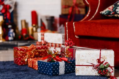 Paketli Noel hediyeleri, hediye kutuları, kırmızı kadife koltuk