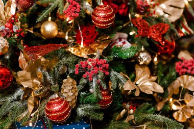 yakın yapay meyveler, çiçekler, koni ve topları Noel ağacı üzerinde