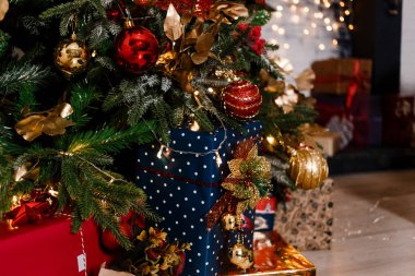 Noel ağacı, garland ve güzel paketlenmiş hediyeler kapalı güzel topları
