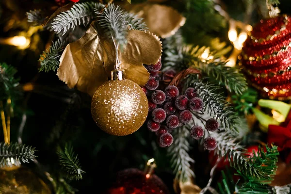 Noel Ağacı Dalları Yakın Oyuncak Çilek Topları Kapatın — Stok fotoğraf