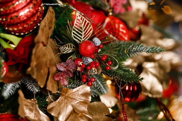 Rama Árbol Navidad Decorada Con Bayas Rojas Árbol Navidad Está — Foto de Stock