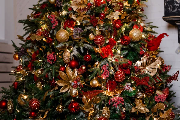 Noel Ağacı Kırmızı Altın Süsler Şaşırtıcı Dekore Edilmiş — Stok fotoğraf