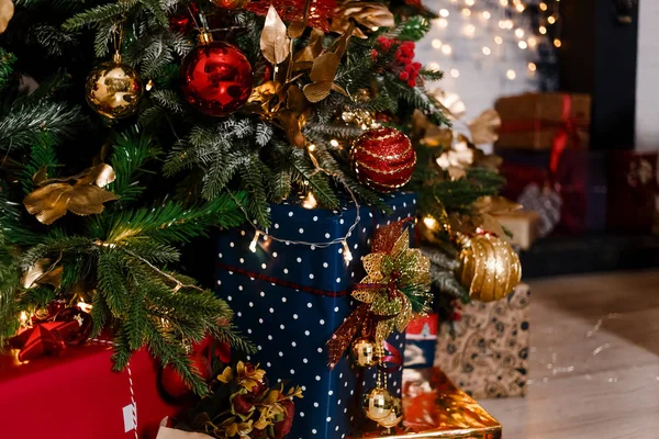 Gyönyörű Golyó Karácsonyfa Koszorú Gyönyörű Csomagolt Ajándékok Beltéri — Stock Fotó