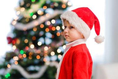 küçük bir çocuk kırmızı Santa kostüm ve Noel şapka.