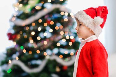 profilde bir Santa bir takim elbisesi ve Noel, çocuklar ve Noel için küçük bir çocuk