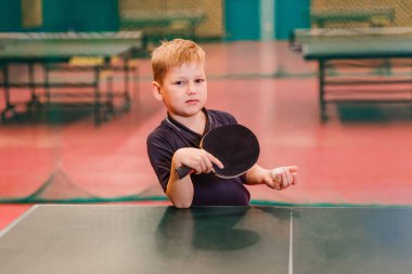 bir top ve roket spor salonunda sahip çocuk masa tenisi oyuncu