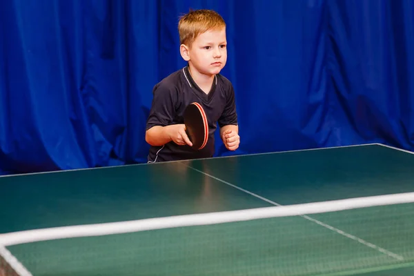 Спортивная Детская Секция Настольного Тенниса Семилетний Мальчик Играет Настольный Теннис — стоковое фото