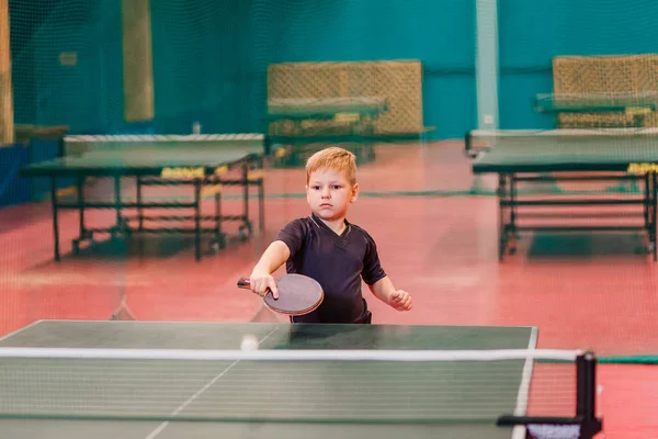 Ragazzo Caucasico Biondo Che Gioca Ping Pong Una Stanza Specializzata — Foto Stock