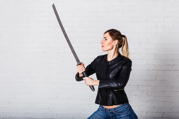 Una Joven Con Una Chaqueta Cuero Con Una Gran Espada — Foto de Stock