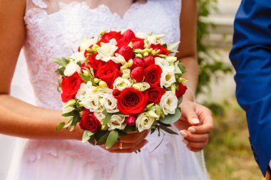 Gelin Buketi beyaz ve kırmızı güller, güzel gelin buketi holding