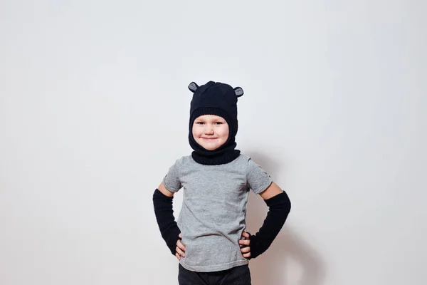 Летний Улыбающийся Мальчик Черном Шлеме Белом Фоне — стоковое фото