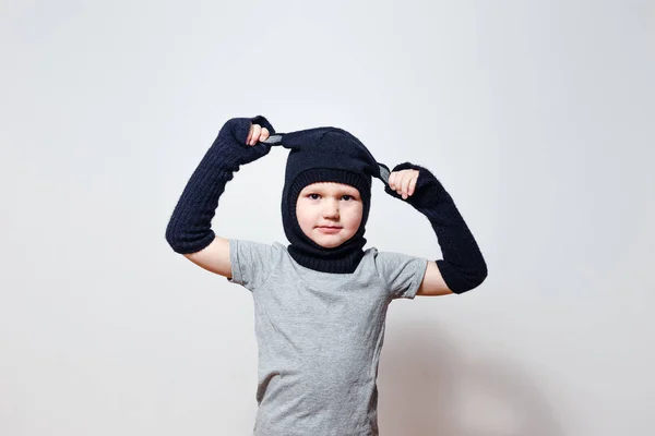 Pět Rok Starý Chlapec Black Cap Čepice Palčáky Černé Bílém — Stock fotografie