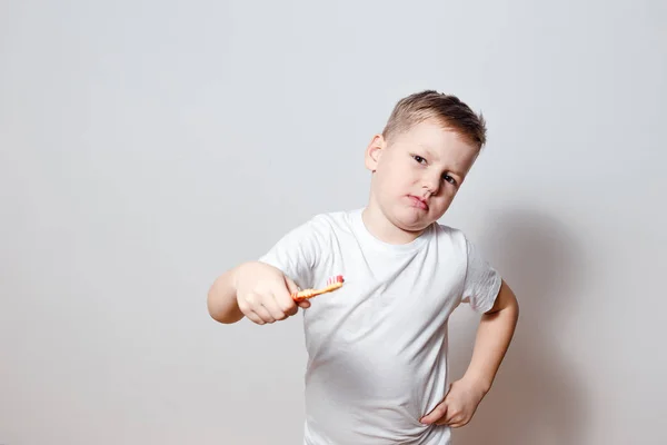 Мальчик Белой Футболке Хочет Чистить Зубы Белом Фоне — стоковое фото
