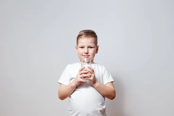 Menino Sorridente Feliz Shirt Branca Segurando Copo Vidro Vidro Água — Fotografia de Stock