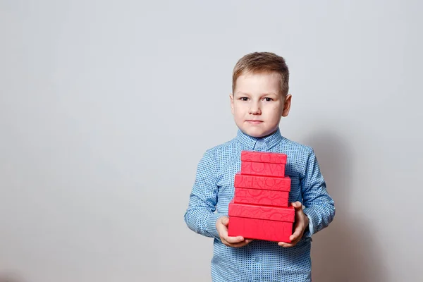 Шестирічний Хлопчик Блакитній Сорочці Тримає Подарункові Коробки Акуратно Розчесаний Хлопчик — стокове фото