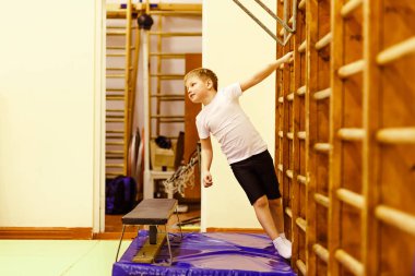 Çocuk spor salonunda İsveçli duvarda asılı