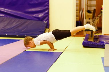 7 yaş boy amut yapıyor üniformalı. Timsah egzersiz. . akrobatik egzersiz