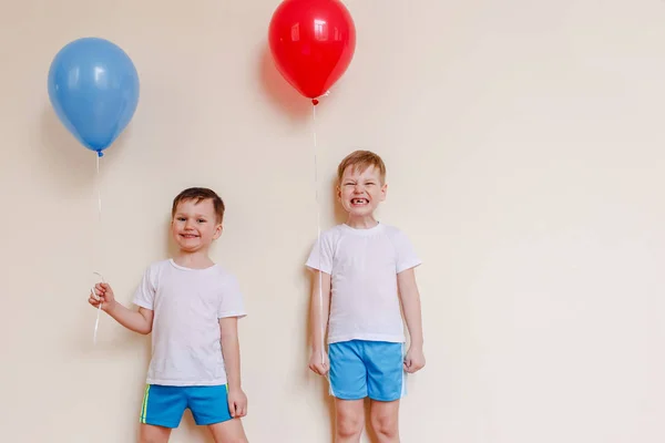 Dos Chicos Camisas Blancas Con Globos Las Manos Niños Alegres —  Fotos de Stock