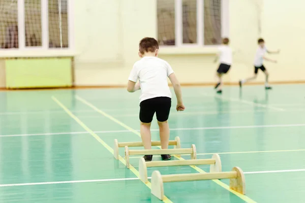 Çocuk Spor Salonunda Atlar Engellerin Üzerinden Atlar Bir Beyaz Tişört — Stok fotoğraf