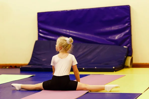 Fille Blonde Six Ans Dans Shirt Blanc Assis Sur Une — Photo