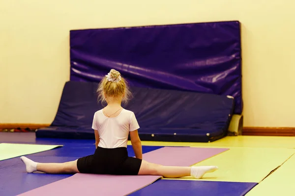 Altı Yaşında Sarışın Kız Kamera Için Geri Jimnastik Salonu Çapraz — Stok fotoğraf