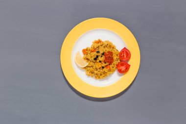 Kızamık pilav pirinç ve domates, lezzetli bir risotto düz tabakta üstten görünüm
