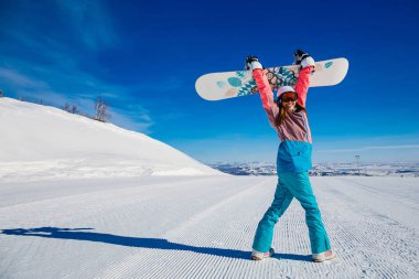 dağlarda kış snowboard ile neşeli bir kadın. Kayak elbiseli kadın