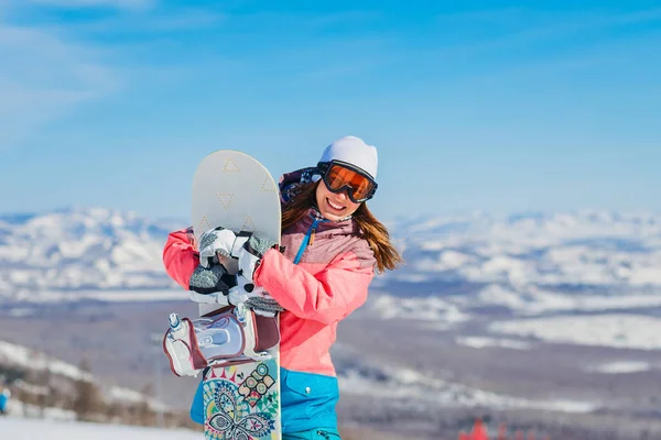 Feliz Mujer Alegre Traje Esquí Gafas Con Una Tabla Snowboard —  Fotos de Stock