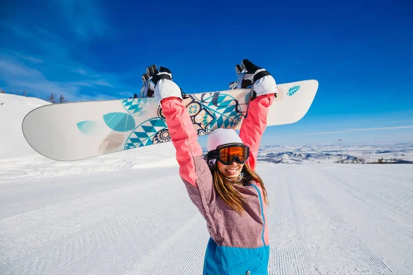 Une Femme Heureuse Costume Ski Lunettes Tient Snowboard Dans Ses — Photo