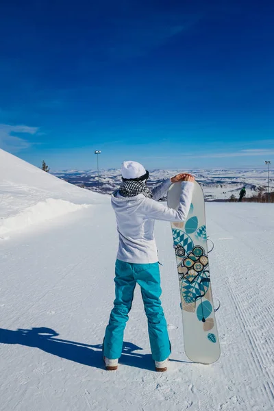 Una Mujer Con Una Tabla Snowboard Está Vuelta Cámara Invierno — Foto de Stock