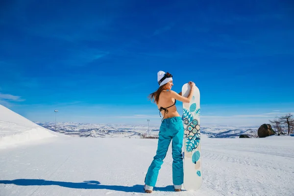 Женщина Обнаженной Спиной Сноубордом Стоит Спиной Камере Зимой Горах Голубое — стоковое фото