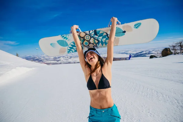Směje Emocionální Mladá Žena Plavkách Klobouku Drží Snowboardu Ruce Zimě — Stock fotografie