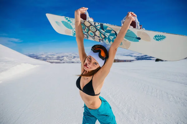 Смеющаяся Молодая Женщина Купальнике Шляпе Держащая Руках Сноуборд Зимой Веселый — стоковое фото