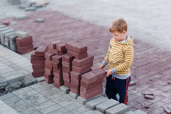 소년은 의미합니다 석판입니다 회색과 벽돌입니다 어린이 어린이 — 스톡 사진
