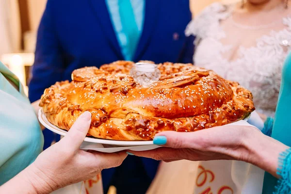 Golden Wedding Loaf Russian Wedding Loaf Hand — Stock Photo, Image