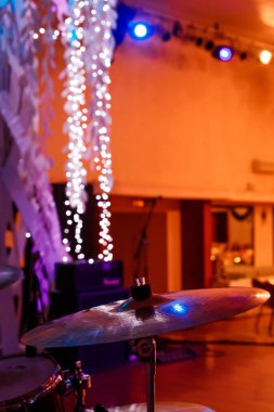 müzik davul bir gece hastanesinde ayarlayın. şok plaka