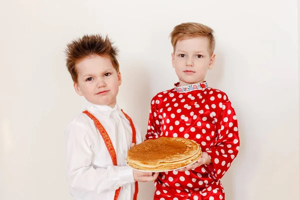 Två Pojkar Håller Tallrik Pannkakor Vit Bakgrund Maslenitsa Semester — Stockfoto